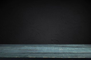 Koyu arka plan üzerinde alev etkisi ile eski ahşap masa.