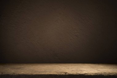 Koyu arka plan üzerinde alev etkisi ile eski ahşap masa.