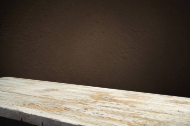 Koyu arka plan üzerinde alev etkisi ile eski ahşap masa.