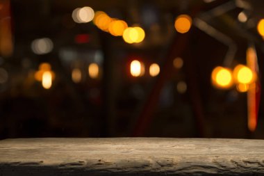 Bira fıçısı ve bira bardakları tahta bir masada. Koyu kahverengi arkaplan.