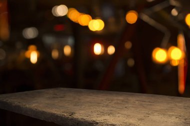 Bira fıçısı ve bira bardakları tahta bir masada. Koyu kahverengi arkaplan.
