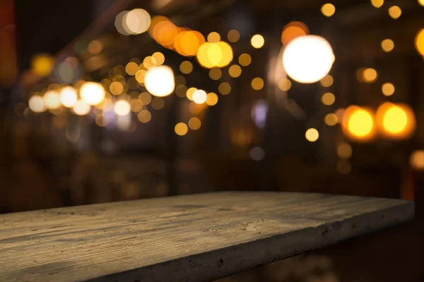 Barril de cerveza con vasos de cerveza en una mesa de madera. El fondo marrón oscuro . — Foto de Stock