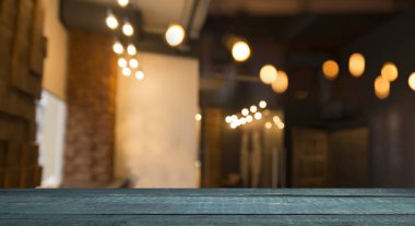 Bira fıçısı ve bira bardakları tahta bir masada. Koyu kahverengi arkaplan.