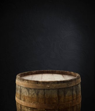 fıçının arka planı ve aşınmış eski ahşap masa