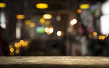 Bira fıçısı ve bira bardakları tahta bir masada. Koyu kahverengi arkaplan.