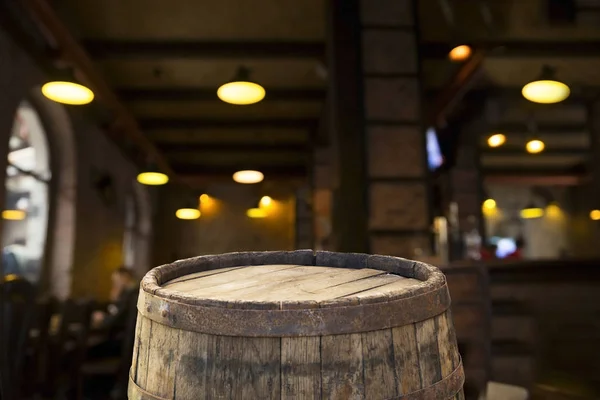 Barile di birra con bicchieri di birra su un tavolo di legno. Lo sfondo marrone scuro. — Foto Stock