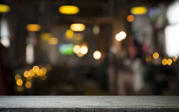 Pivní sud s pivními brýlemi na dřevěném stole. Tmavě hnědé pozadí. — Stock fotografie