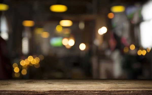 Baril de bière avec verres à bière sur une table en bois. Le fond brun foncé. — Photo