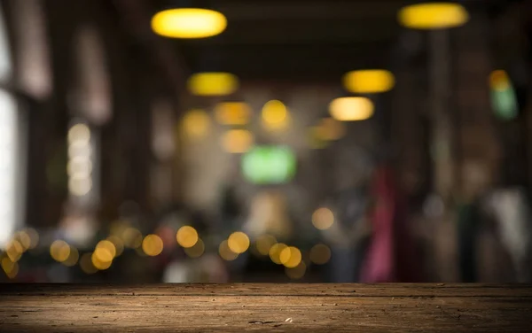 Ölfat med ölglas på ett träbord. Den mörkbruna bakgrunden. — Stockfoto