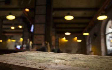 Bira fıçısı ve bira bardakları tahta bir masada. Koyu kahverengi arkaplan.