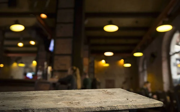 Pivní sud s pivními brýlemi na dřevěném stole. Tmavě hnědé pozadí. — Stock fotografie