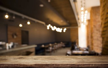 Bira fıçısı ve bira bardakları tahta bir masada. Koyu kahverengi arkaplan.