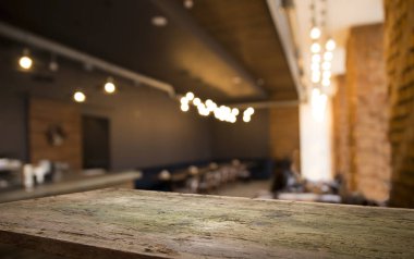 Bira fıçısı ve bira bardakları tahta bir masada. Koyu kahverengi arkaplan.