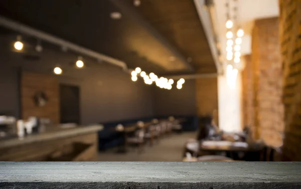 Baril de bière avec verres à bière sur une table en bois. Le fond brun foncé. — Photo