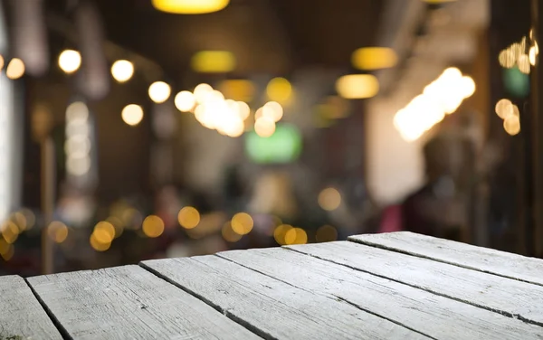 Baril de bière avec verres à bière sur une table en bois. Le fond brun foncé. — Photo