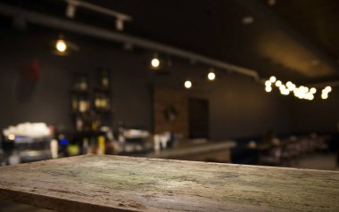 Bira fıçısı ve bira bardakları tahta bir masada. Koyu kahverengi arkaplan.