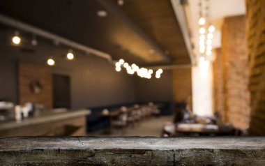 Bira fıçısı ve bira bardakları tahta bir masada. Koyu kahverengi arkaplan.