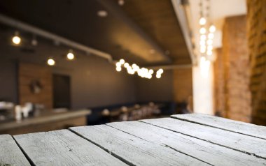 Bira fıçısı ve bira bardakları tahta bir masada. Koyu kahverengi arkaplan.