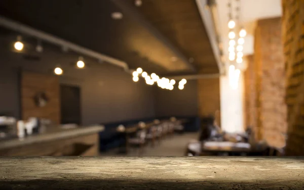 Baril de bière avec verres à bière sur une table en bois. Le fond brun foncé. — Photo