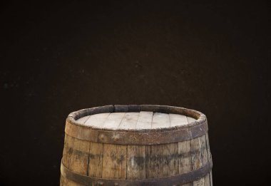 Ekim Festivali bira fıçısı ve buğdaylı bira bardakları ve ahşap masada zıplamalar.