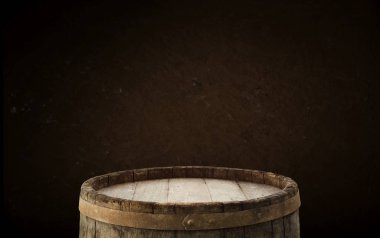 Ekim Festivali bira fıçısı ve buğdaylı bira bardakları ve ahşap masada zıplamalar.