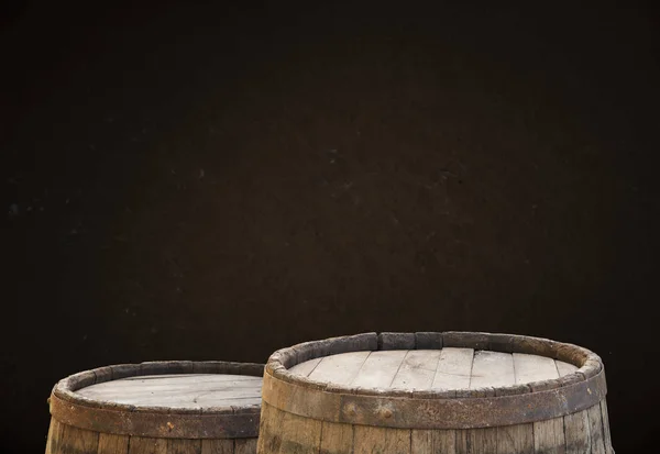 Oktoberfest beer barrel and beer glasses with wheat and hops on wooden table — Stock Photo, Image