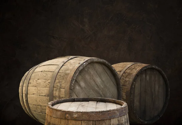 Oktoberfest beer barrel and beer glasses with wheat and hops on wooden table — Stock Photo, Image