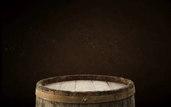 Oktoberfest barril de cerveja e copos de cerveja com trigo e lúpulo na mesa de madeira — Fotografia de Stock