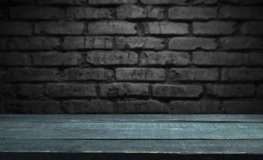 Seçili odak boş kahverengi ahşap masa ve duvar dokusu veya eski siyah tuğla duvar arkaplan bulanık görüntüsü. Fotomontaj ya da ürün gösterimi için