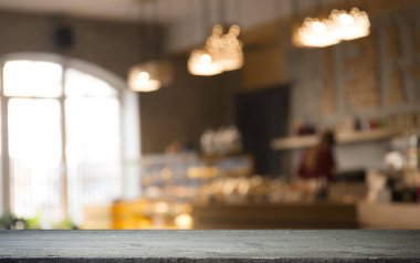 Resterant ışıkların soyut bulanık arkaplanının önündeki ahşap tablo resmi