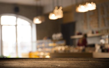 Resterant ışıkların soyut bulanık arkaplanının önündeki ahşap tablo resmi