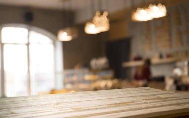 Resterant ışıkların soyut bulanık arkaplanının önündeki ahşap tablo resmi