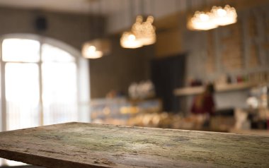 Resterant ışıkların soyut bulanık arkaplanının önündeki ahşap tablo resmi