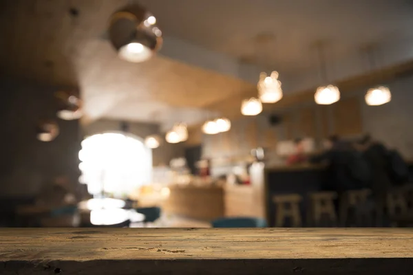 Verschwommener Hintergrund der Bar und dunkelbrauner Schreibtischraum aus Retro-Holz — Stockfoto