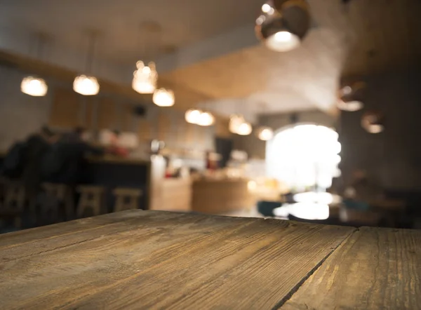 Elmosódott a háttér, a bár és a sötét barna íróasztallal retro fa — Stock Fotó