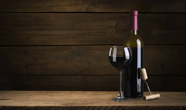 Teure Flaschensammlung und Holzfass im Keller, Weinprobe und Produktionskonzept — Stockfoto
