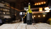 Drahé víno kolekce a dřevěný Sud ve vinném sklepě degustační a výrobní koncepce