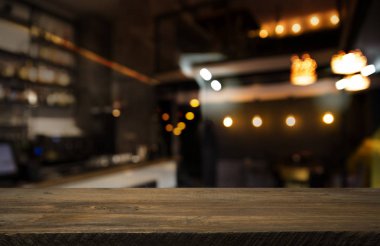 bulanık arka planını bar ve koyu kahverengi Resepsiyon alanı retro ahşap