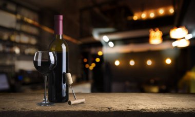 Pahalı şarap şişeleri toplama ve kiler, şarap tadımı ve üretim kavramı ahşap varil