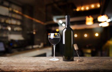 Pahalı şarap şişeleri toplama ve kiler, şarap tadımı ve üretim kavramı ahşap varil