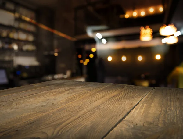 Розмитий фон барної стійки і темно-коричневий простір столу з ретро деревини — стокове фото