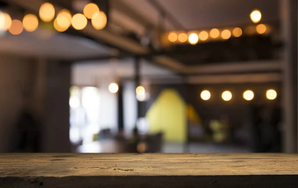 Rozmazané pozadí bar a tmavě hnědé stole retro dřeva — Stock fotografie