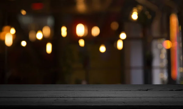 Fond flou de bar et espace de bureau brun foncé en bois rétro — Photo