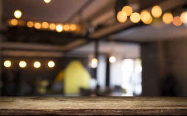 bulanık arka planını bar ve koyu kahverengi Resepsiyon alanı retro ahşap