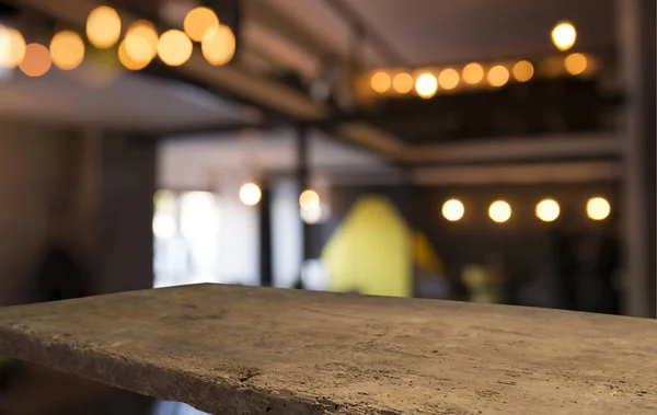 Fond flou de bar et espace de bureau brun foncé en bois rétro — Photo