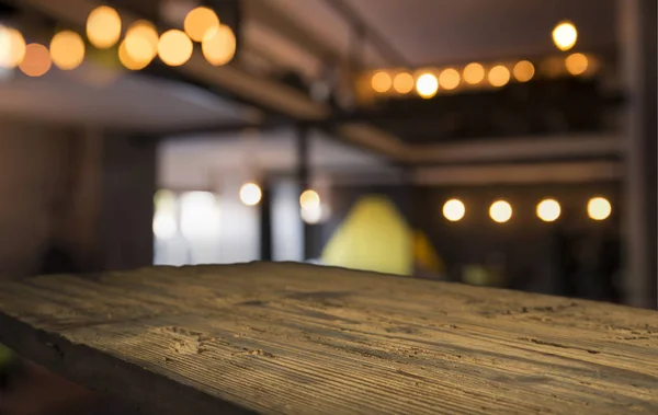 Fond flou de bar et espace de bureau brun foncé en bois rétro — Photo