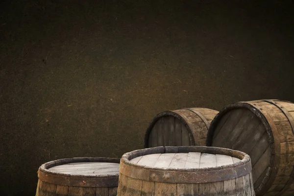 fıçının arka planı ve aşınmış eski ahşap masa