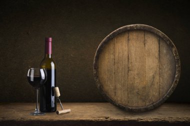 Pahalı şarap şişeleri toplama ve kiler, şarap tadımı ve üretim kavramı ahşap varil