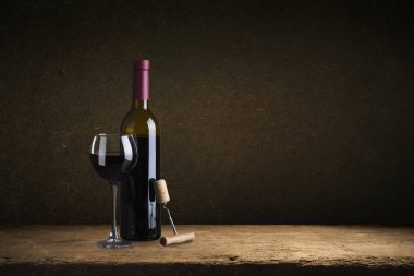 Pahalı şarap şişeleri toplama ve kiler, şarap tadımı ve üretim kavramı ahşap varil