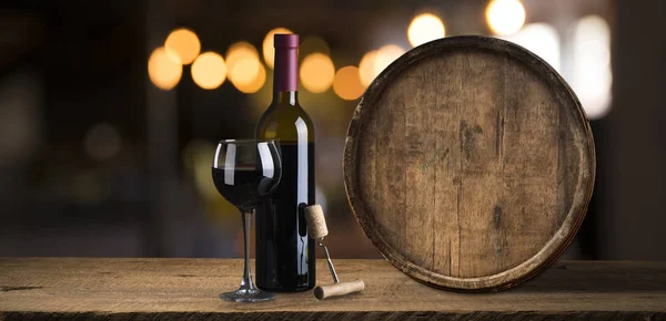 Drahé víno kolekce a dřevěný Sud ve vinném sklepě degustační a výrobní koncepce — Stock fotografie